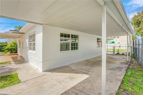 Casa en venta en Hialeah, Florida, 3 dormitorios, 159.42 m2 № 1988525 - foto 14