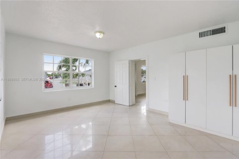 Casa en venta en Hialeah, Florida, 3 dormitorios, 159.42 m2 № 1988525 - foto 8