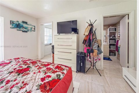 Casa en venta en Hialeah, Florida, 3 dormitorios, 159.42 m2 № 1988525 - foto 19