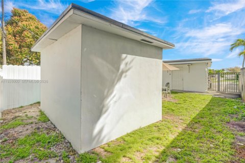 Casa en venta en Hialeah, Florida, 3 dormitorios, 159.42 m2 № 1988525 - foto 12
