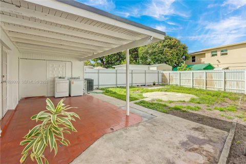 Casa en venta en Hialeah, Florida, 3 dormitorios, 159.42 m2 № 1988525 - foto 15