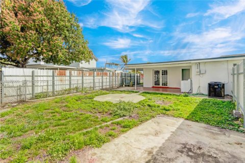 Casa en venta en Hialeah, Florida, 3 dormitorios, 159.42 m2 № 1988525 - foto 16