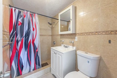 Casa en venta en Hialeah, Florida, 3 dormitorios, 159.42 m2 № 1988525 - foto 17