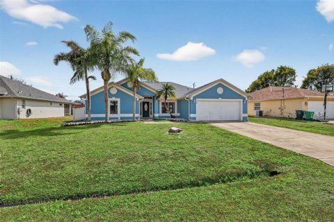 House in Saint Lucie, Florida 4 bedrooms, 197.97 sq.m. № 2144710 - photo 2