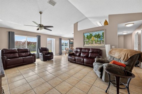 House in Saint Lucie, Florida 4 bedrooms, 197.97 sq.m. № 2144710 - photo 6