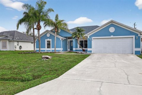 House in Saint Lucie, Florida 4 bedrooms, 197.97 sq.m. № 2144710 - photo 3