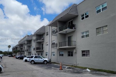 Condo in Hollywood, Florida, 1 bedroom  № 2422195 - photo 2