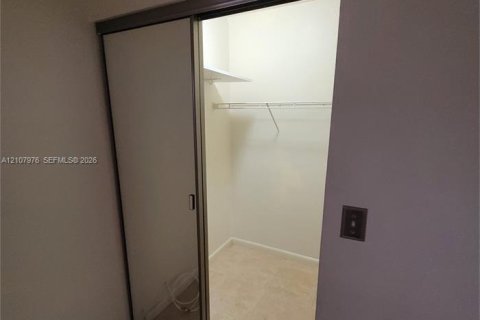 Condo in Hollywood, Florida, 1 bedroom  № 2422195 - photo 12