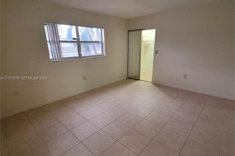 Condo in Hollywood, Florida, 1 bedroom  № 2422195 - photo 14