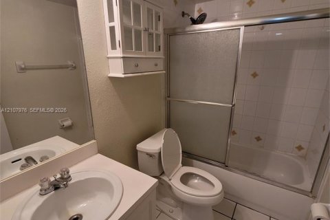 Condo in Hollywood, Florida, 1 bedroom  № 2422195 - photo 11