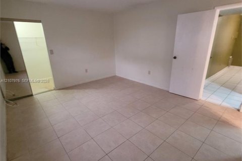 Condo in Hollywood, Florida, 1 bedroom  № 2422195 - photo 9