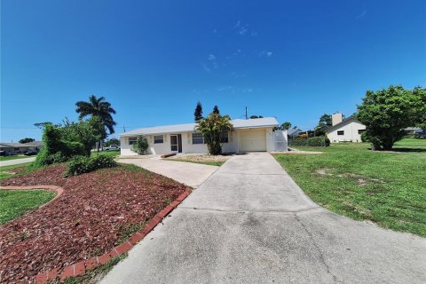 House in Port Charlotte, Florida 3 bedrooms, 151.24 sq.m. № 2206987