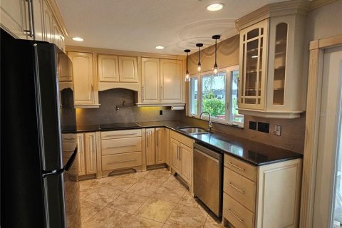 Villa ou maison à louer à Sun City Center, Floride: 2 chambres, 148.92 m2 № 1879226 - photo 4