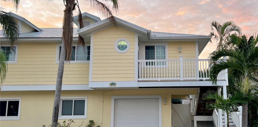 Duplex à Holmes Beach, Floride 3 chambres, 97.92 m2 № 2101969