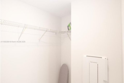 Condo in Miami, Florida, 1 bedroom  № 1865058 - photo 23