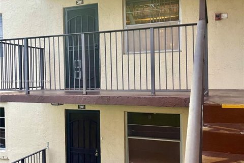 Condominio en venta en Lauderdale Lakes, Florida, 2 dormitorios, 93.09 m2 № 1710383 - foto 4