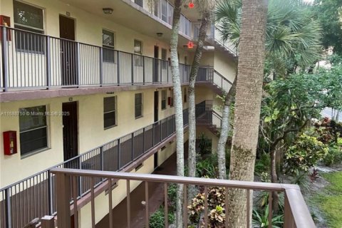 Condominio en venta en Lauderdale Lakes, Florida, 2 dormitorios, 93.09 m2 № 1710383 - foto 1