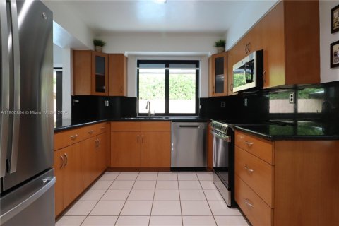 House in Miami, Florida 2 bedrooms, 175.31 sq.m. № 1952193 - photo 10
