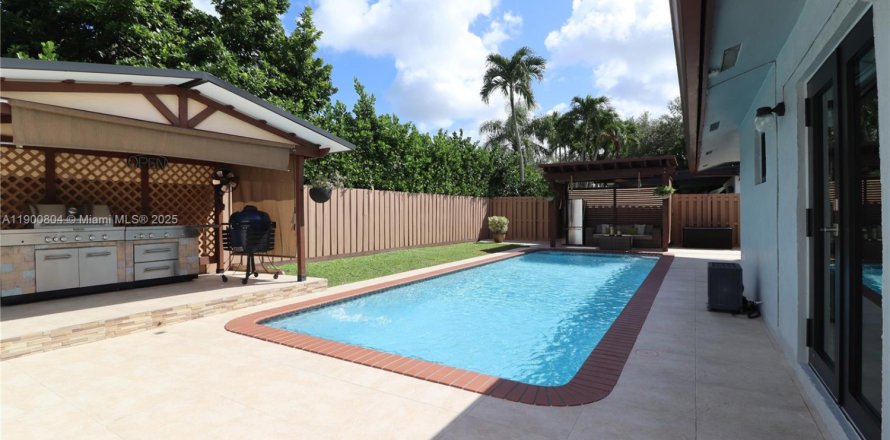 House in Miami, Florida 2 bedrooms, 175.31 sq.m. № 1952193