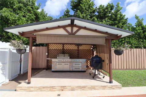 House in Miami, Florida 2 bedrooms, 175.31 sq.m. № 1952193 - photo 29