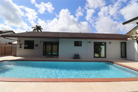 House in Miami, Florida 2 bedrooms, 175.31 sq.m. № 1952193 - photo 24