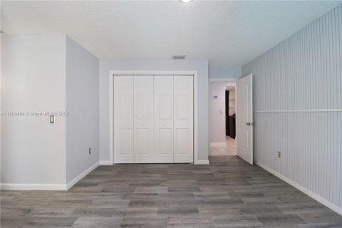 House in Miami, Florida 2 bedrooms, 175.31 sq.m. № 1952193 - photo 20