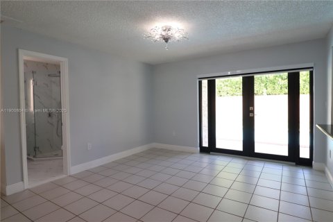 House in Miami, Florida 2 bedrooms, 175.31 sq.m. № 1952193 - photo 7