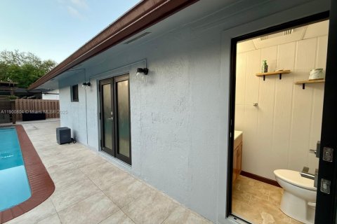 House in Miami, Florida 2 bedrooms, 175.31 sq.m. № 1952193 - photo 26