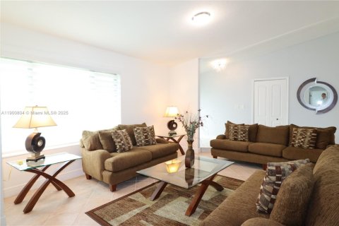 House in Miami, Florida 2 bedrooms, 175.31 sq.m. № 1952193 - photo 5