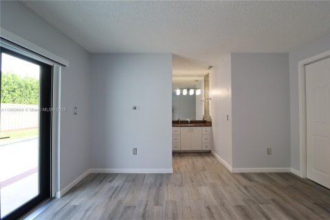 House in Miami, Florida 2 bedrooms, 175.31 sq.m. № 1952193 - photo 19