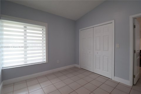 House in Miami, Florida 2 bedrooms, 175.31 sq.m. № 1952193 - photo 12