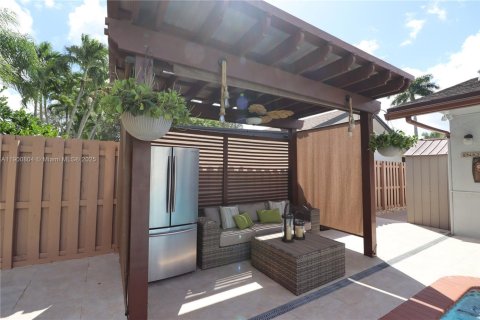 House in Miami, Florida 2 bedrooms, 175.31 sq.m. № 1952193 - photo 28
