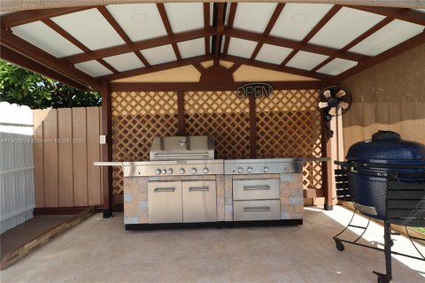 House in Miami, Florida 2 bedrooms, 175.31 sq.m. № 1952193 - photo 30