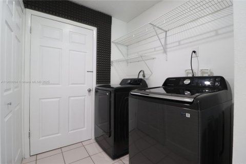 House in Miami, Florida 2 bedrooms, 175.31 sq.m. № 1952193 - photo 16