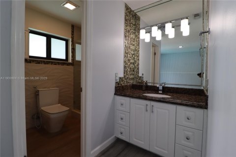 House in Miami, Florida 2 bedrooms, 175.31 sq.m. № 1952193 - photo 21