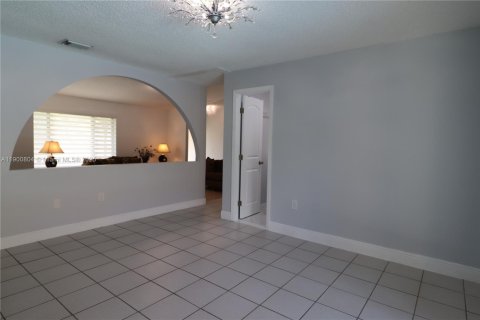 House in Miami, Florida 2 bedrooms, 175.31 sq.m. № 1952193 - photo 8
