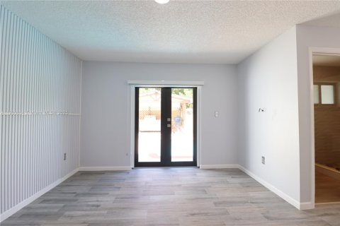 House in Miami, Florida 2 bedrooms, 175.31 sq.m. № 1952193 - photo 18