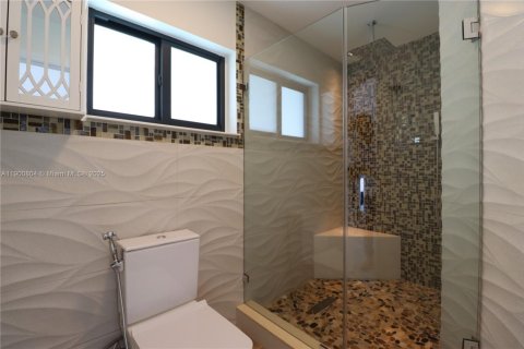House in Miami, Florida 2 bedrooms, 175.31 sq.m. № 1952193 - photo 22