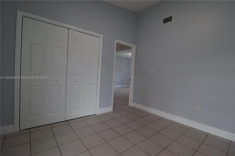 House in Miami, Florida 2 bedrooms, 175.31 sq.m. № 1952193 - photo 13