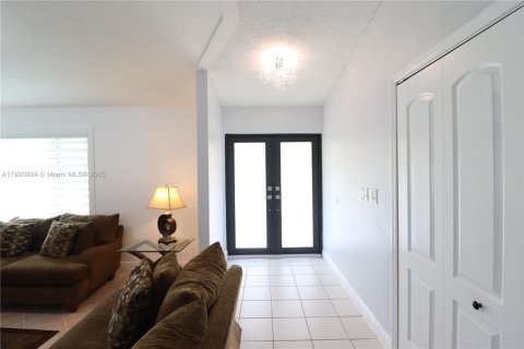 House in Miami, Florida 2 bedrooms, 175.31 sq.m. № 1952193 - photo 3