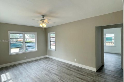 Снять в аренду виллу или дом в Форт-Лодердейл, Флорида 2 спальни, 194.54м2, № 2045260 - фото 2