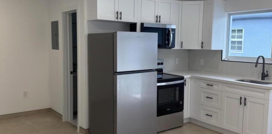 Apartment in Miami Beach, Florida 2 bedrooms, 735.6 sq.m. № 2184610