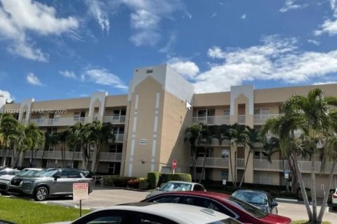 Condo in Sunrise, Florida, 2 bedrooms № 2034813 - photo 1