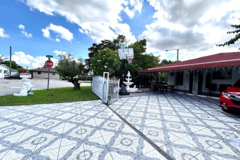 Купить виллу или дом в Майами, Флорида 5 спален, 198.44м2, № 1987988 - фото 6