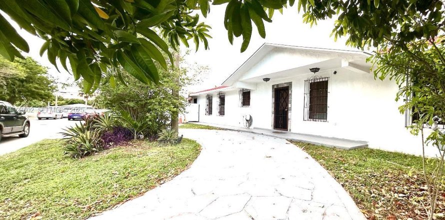 Дом в Майами, Флорида 5 спален, 198.44м2 № 1987988