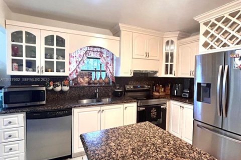 Купить виллу или дом в Майами, Флорида 5 спален, 198.44м2, № 1987988 - фото 9