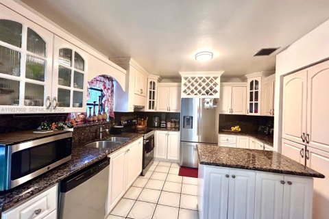 Купить виллу или дом в Майами, Флорида 5 спален, 198.44м2, № 1987988 - фото 10