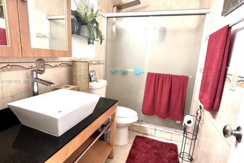 Купить виллу или дом в Майами, Флорида 5 спален, 198.44м2, № 1987988 - фото 14