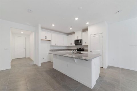Townhouse in Oviedo, Florida 4 bedrooms, 170.57 sq.m. № 2092218 - photo 3