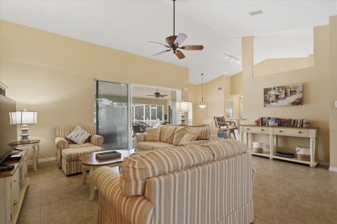House in Palm Coast, Florida 3 bedrooms, 188.5 sq.m. № 2195765 - photo 16